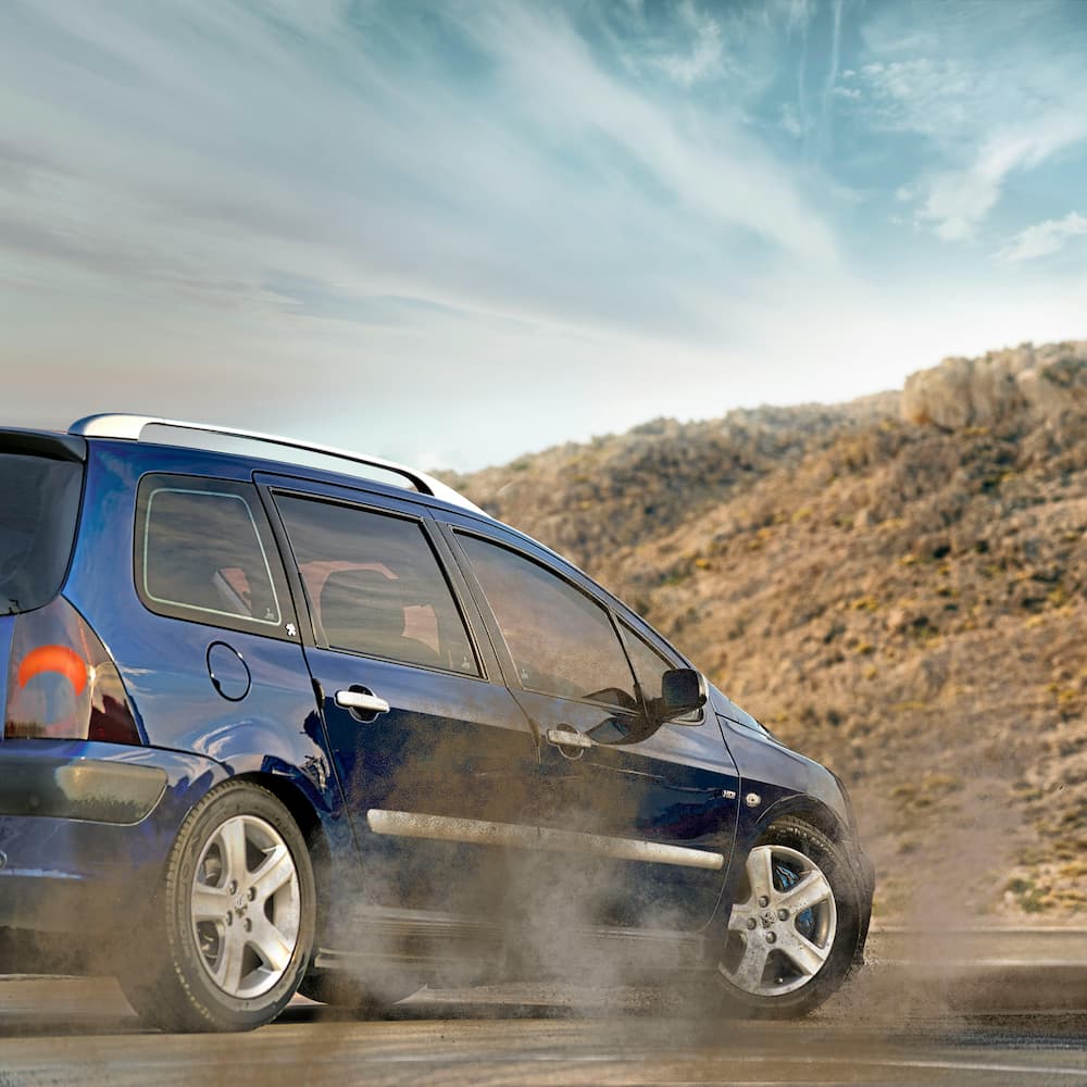 Imagem de uma sala com parede azul